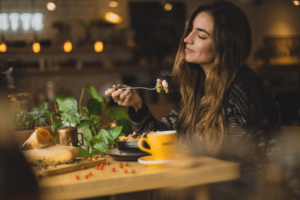 Frau genießt ihr Essen und fühlt sich wohl